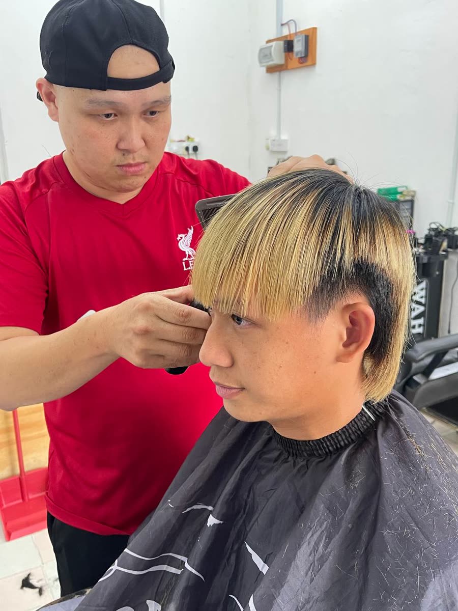 Mullet dua tona blonde dan hitam