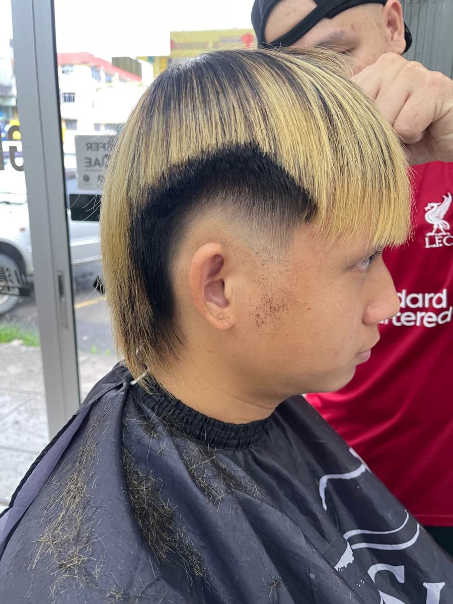 Detail colour blonde dengan undercut